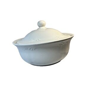 Pfaltzgraff Filigree 9.5 inch Round Covered Casserole Dish Stoneware with Lid